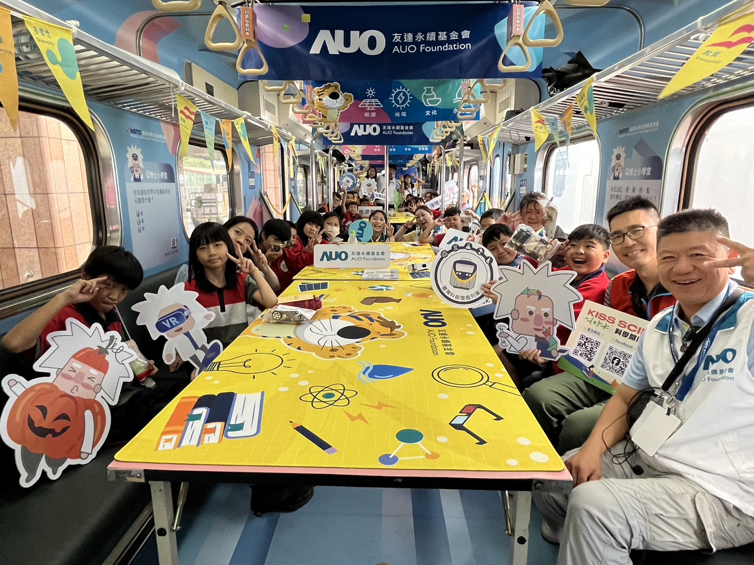 人生就是搏永續基金會參與「臺灣科普環島列車」，設計基礎科學車廂課程，以「淨零碳排和永續能源」為主題，讓學生透過創意實驗認識淨零知識，以及思考生活中的減碳行為