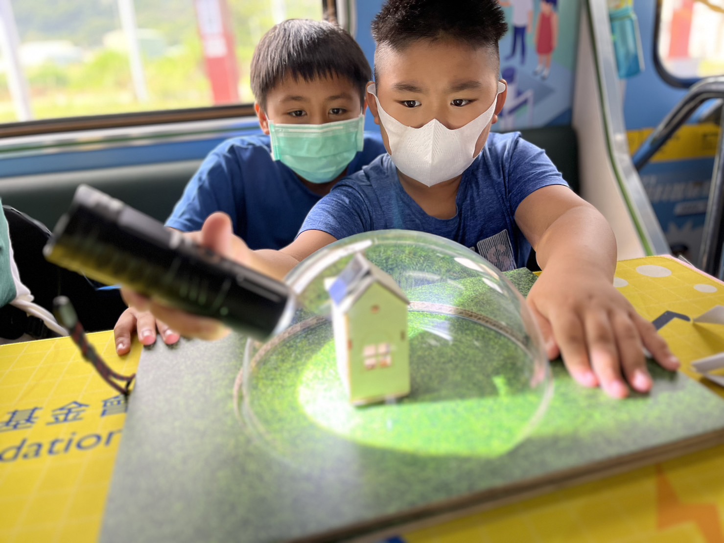 人生就是搏參與基礎科學主題車廂，以STEAM教學精神，設計「逐日科學家」、「太陽能工程師」以及「淨零建築師」三大能源科普課程和實驗
